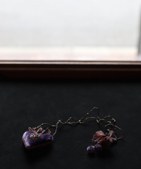 Antonia Rossi (Antomoon)/ Artisan Embroidered Heart Necklaceネックレス / An-26026