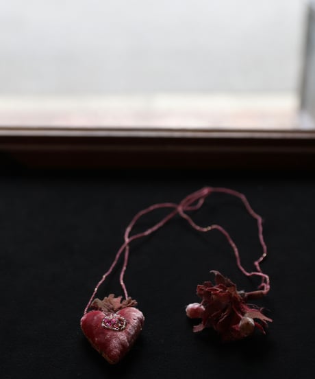 Antonia Rossi (Antomoon)/ Artisan Embroidered Heart Necklaceネックレス / An-26030