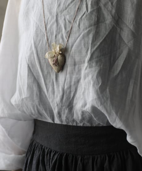 Antonia Rossi (Antomoon)/ Artisan Embroidered Heart Necklaceネックレス / An-26023