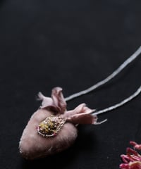 Antonia Rossi (Antomoon)/ Artisan Embroidered Heart Necklaceネックレス / An-26025