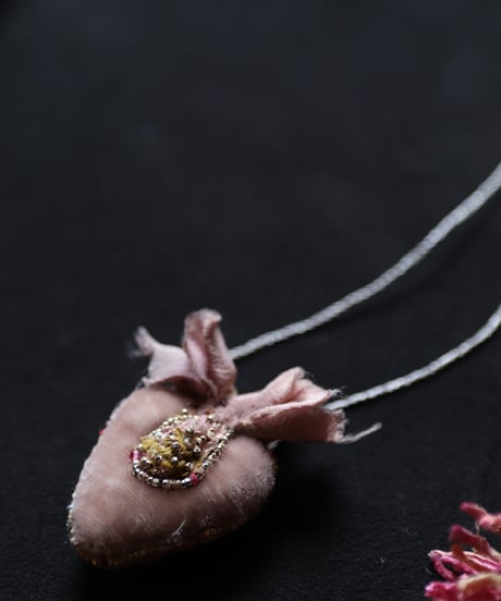 Antonia Rossi (Antomoon)/ Artisan Embroidered Heart Necklaceネックレス / An-26025