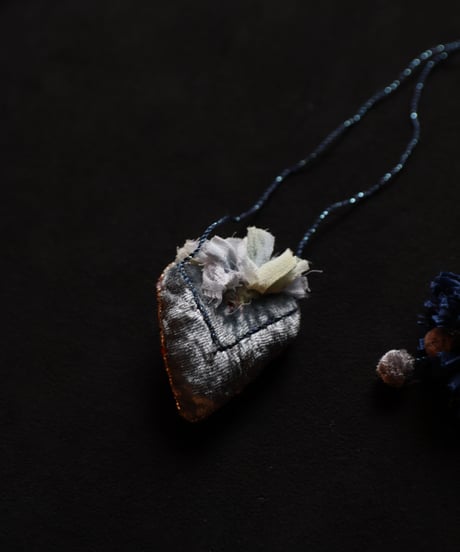 Antonia Rossi (Antomoon)/ Artisan Embroidered Heart Necklaceネックレス / An-26027