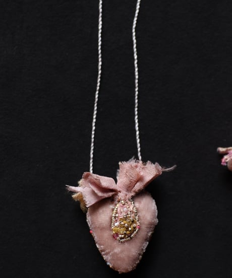Antonia Rossi (Antomoon)/ Artisan Embroidered Heart Necklaceネックレス / An-26022A