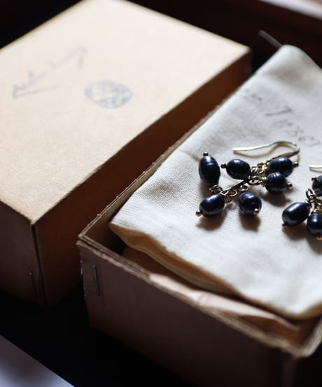 Atelier Inscrire アトリエ インスクリール / COSTUME JEWELLERY VINE DARK PEARLS EARRING / At-26020