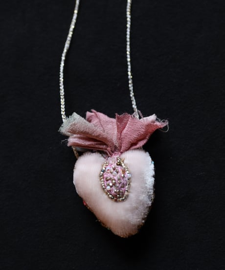 Antonia Rossi (Antomoon)/ Artisan Embroidered Heart Necklaceネックレス / An-26025A
