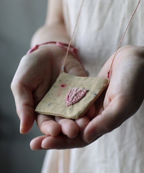 Antonia Rossi (Antomoon)/ Artisan Embroidered little pouch omamori vintage Necklaceネックレス / An-26021