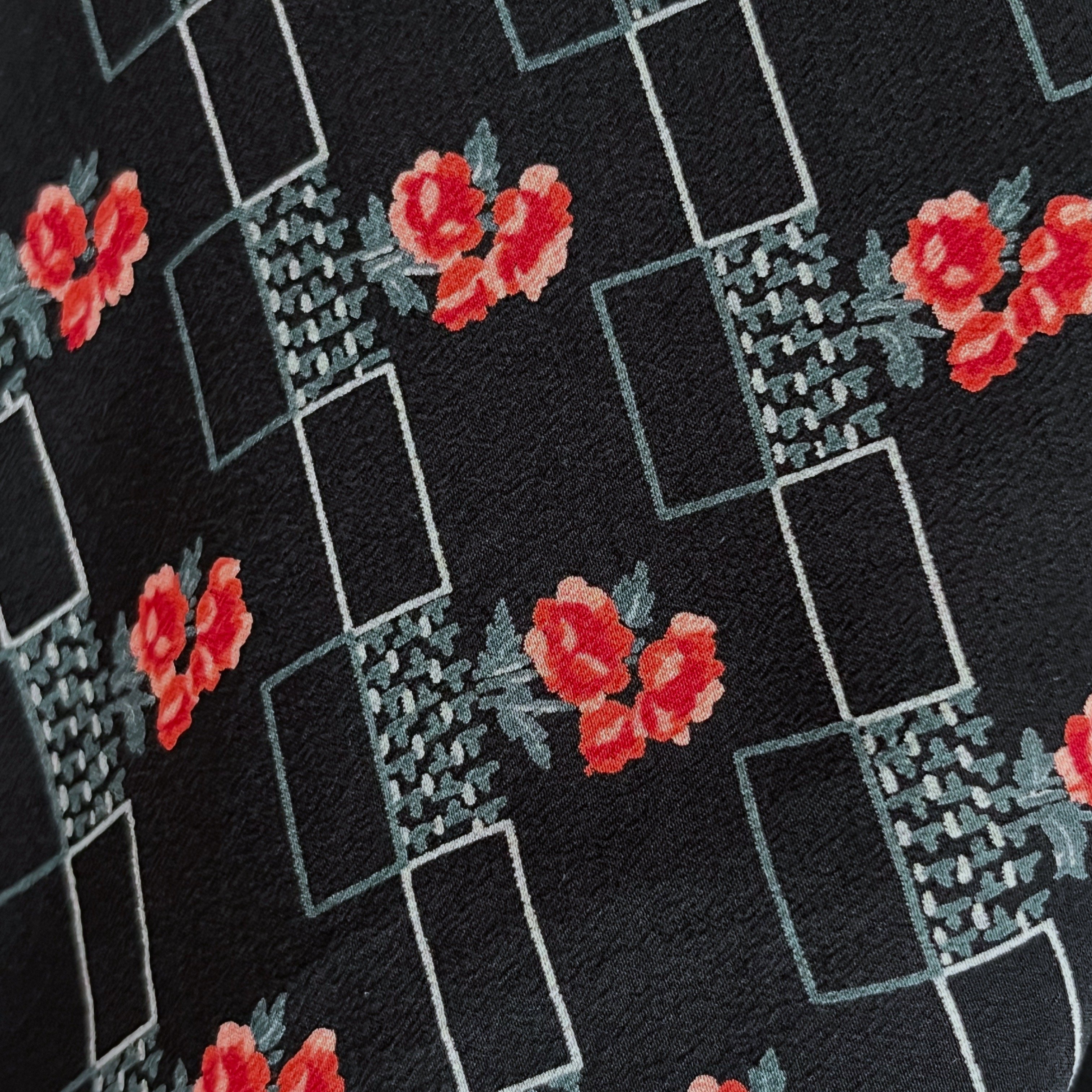 イタリア製ヴィンテージ生地のシルクスカーフ（BLACK * RED FlowerLane
