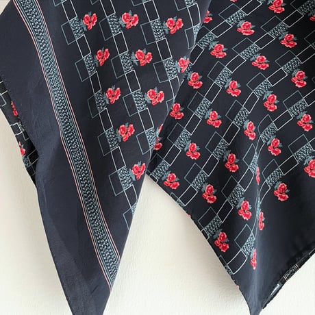 イタリア製ヴィンテージ生地のシルクスカーフ（BLACK * RED FlowerLane） | SANDÉMEREEN
