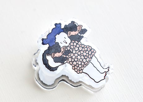 ふっくりアクリルクリップ 「木彫りのくまを担ぐ女」