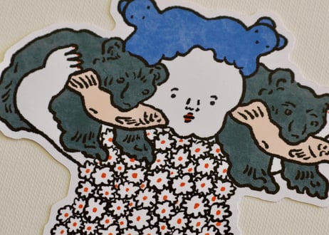 ダイカットカード「木彫りのくまを持つ女」