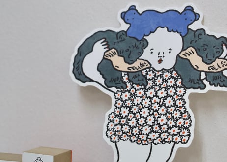 ダイカットカード「木彫りのくまを持つ女」