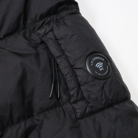 C.P. Company（シーピーカンパニー）"DOWN SHIELD LENS HOODED PUFFER"