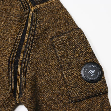 C.P. Company（シーピーカンパニー）"FLEECE KNIT LENS CONTRAST CREWNECK SWEATER"