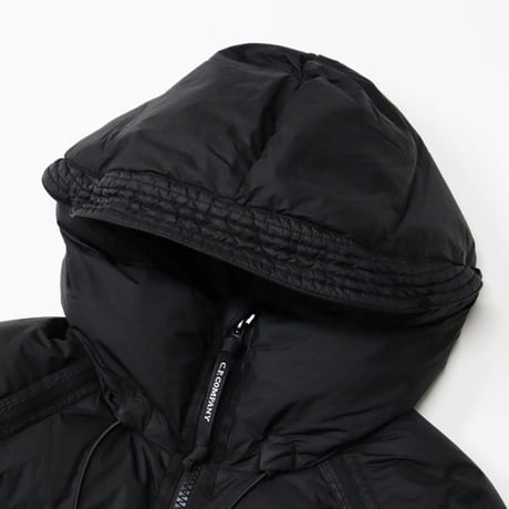 C.P. Company（シーピーカンパニー）"DOWN SHIELD LENS HOODED PUFFER"