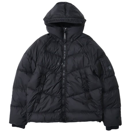 C.P. Company（シーピーカンパニー）"DOWN SHIELD LENS HOODED PUFFER"