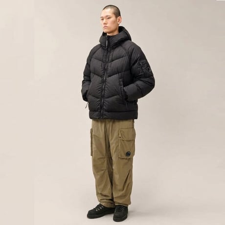 C.P. Company（シーピーカンパニー）"DOWN SHIELD LENS HOODED PUFFER"