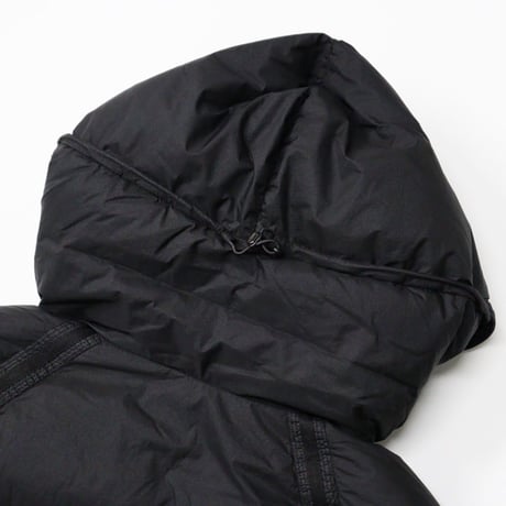C.P. Company（シーピーカンパニー）"DOWN SHIELD LENS HOODED PUFFER"