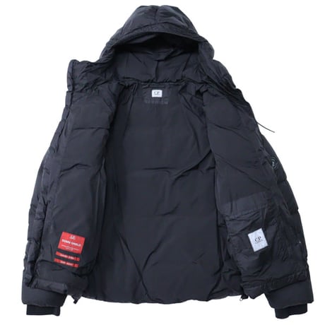 C.P. Company（シーピーカンパニー）"DOWN SHIELD LENS HOODED PUFFER"