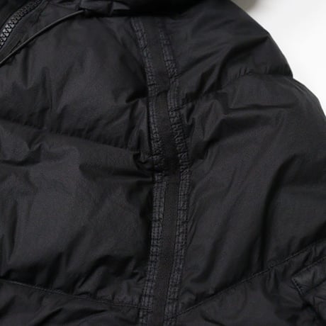 C.P. Company（シーピーカンパニー）"DOWN SHIELD LENS HOODED PUFFER"