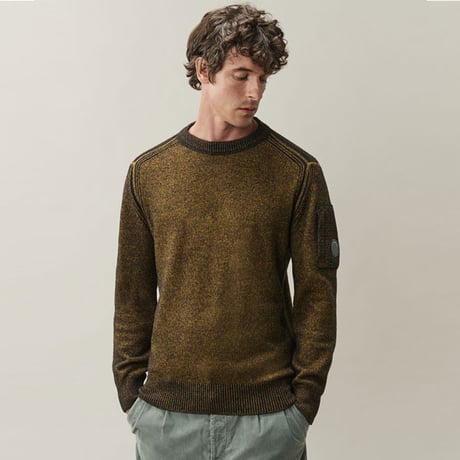 C.P. Company（シーピーカンパニー）"FLEECE KNIT LENS CONTRAST CREWNECK SWEATER"