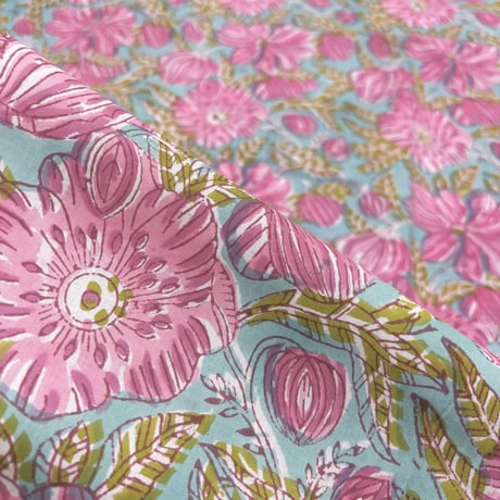 【50cm単位】ペールミントグリーンローズピンクフラワー　インド綿　ハンドブロックプリント生地　コットン