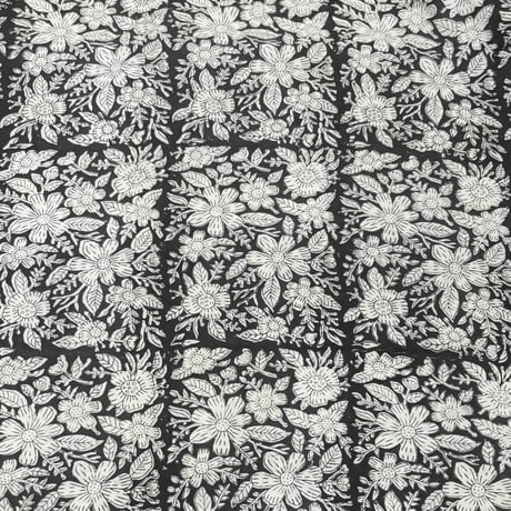 【50cm単位】ブラックオフホワイトフラワーVバグルー　インド綿　ハンドブロックプリント生地　コットン
