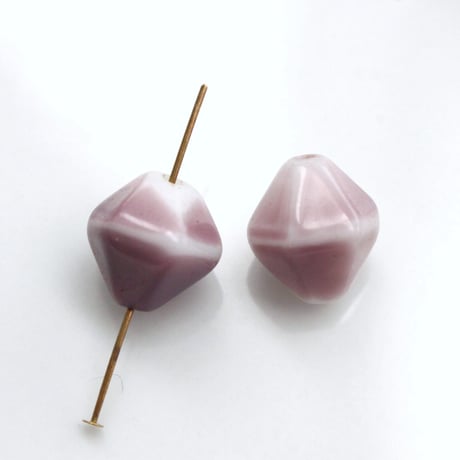 ミルクガラスビーズ（pastel purple）2個　チェコ70年代ヴィンテージ