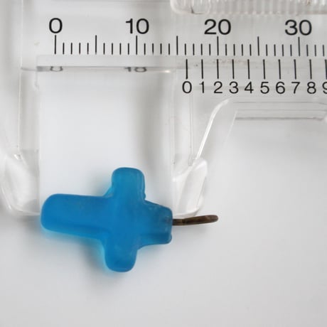 . カン付き十字架ガラスチャーム 16㎜（ライトブルー）フランスヴィンテージ