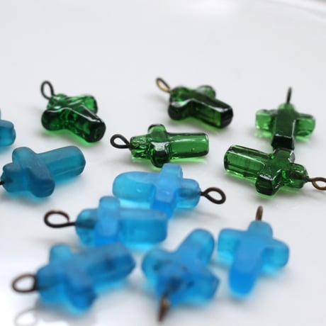 . カン付き十字架ガラスチャーム 16㎜（ブルー）フランスヴィンテージ