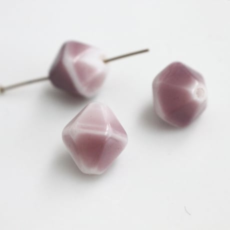 ミルクガラスビーズ（pastel purple）2個　チェコ70年代ヴィンテージ