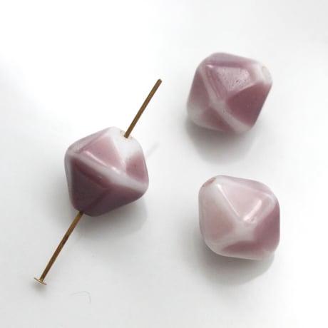 ミルクガラスビーズ（pastel purple）2個　チェコ70年代ヴィンテージ
