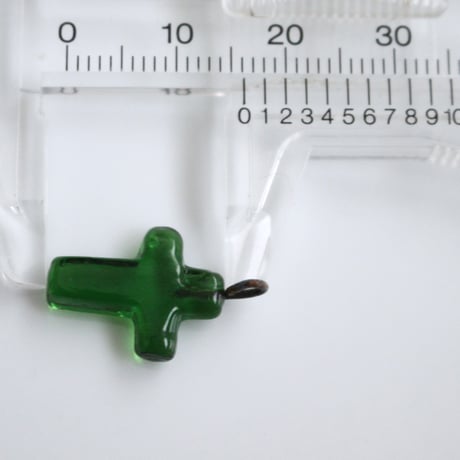. カン付き十字架ガラスチャーム 16㎜（グリーン）フランスヴィンテージ