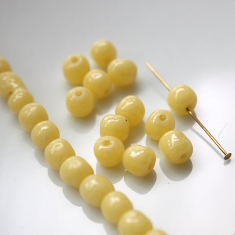 . ラウンドガラスビーズ6㎜（コーンクリーム）10個　ヴィンテージ