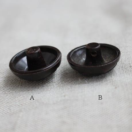 古い黒い脚付きボタン(A.B)　26㎜ 　フランスヴィンテージ