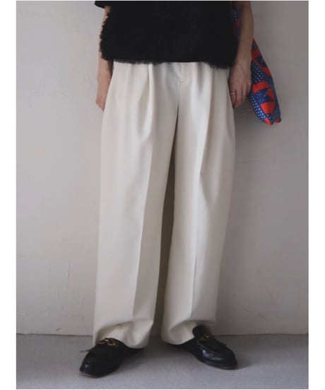 スリータックパンツ