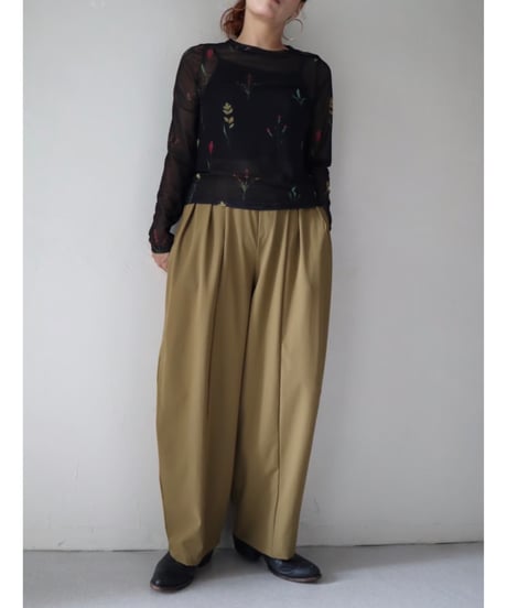 ボタニカルシアーカットソー