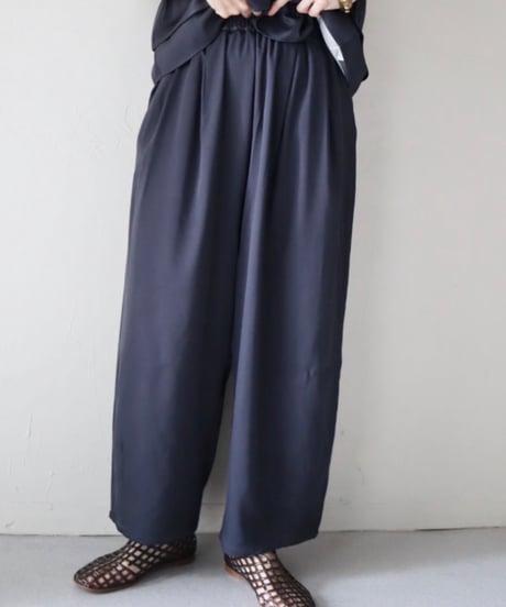 イージーワイドタックパンツ