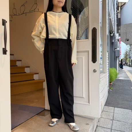 assiette ダブルクロスサスペンダーテーパードパンツ