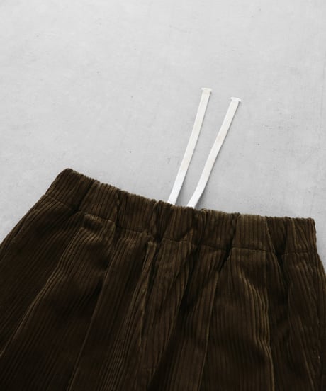 HUIS | シャトルコーデュロイワイドパンツ（極太畝・カーキブラウン）【ユニセックス】504