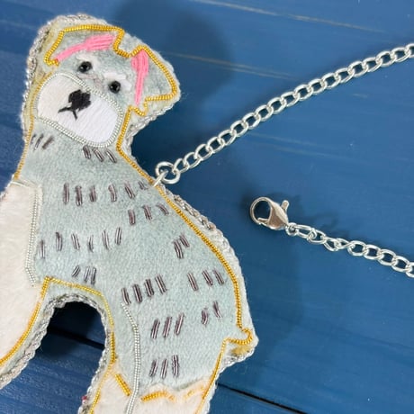 ザリ刺繍のシュナのキーホルダー（バッグチャームとしても）