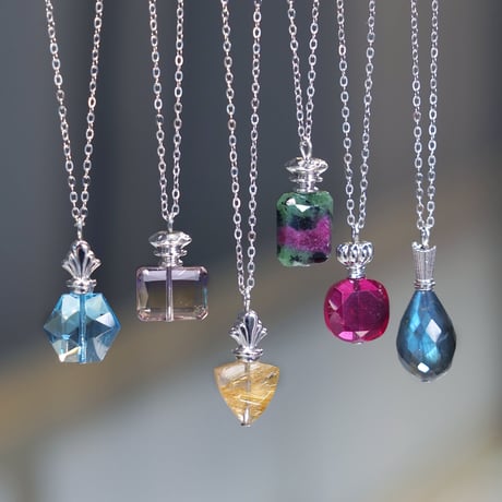 レディース acuteaccent✦美品✧香水ボトル型 ネックレス