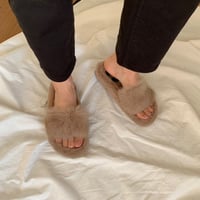 ベージュファーサンダル