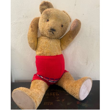 フランスの小さな村の赤いパンツのベア58cm