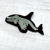 ホネホネ・ブローチ「シャチ畜光タイプ」