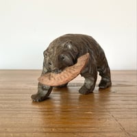 木彫り熊⑧ 小さな木彫り熊 鮭咥え熊 ガラス目 北海道  HOKKAIDO JAPAN FOLKART VINTAGE