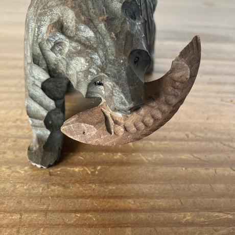 木彫り熊⑧ 小さな木彫り熊 鮭咥え熊 ガラス目 北海道  HOKKAIDO JAPAN FOLKART VINTAGE