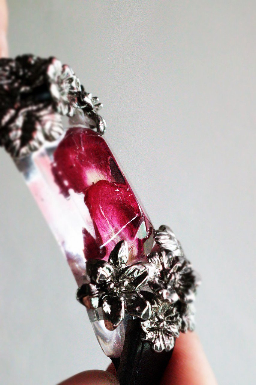 ロマンティッククラウン ラズベリーピンク色のバラの花びら×Silver