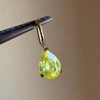 K18 天然石スフェーン ペアシェイプ ペンダントトップ 希少宝石