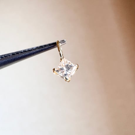 K18YG 天然ダイヤモンド 0.10ct チャーム　プリンセスカット　ペンダントトップ