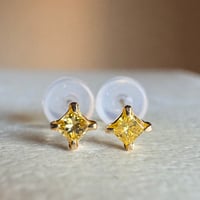 K18 イエロートリートダイヤモンド ピアス 18金 プリンセスカット